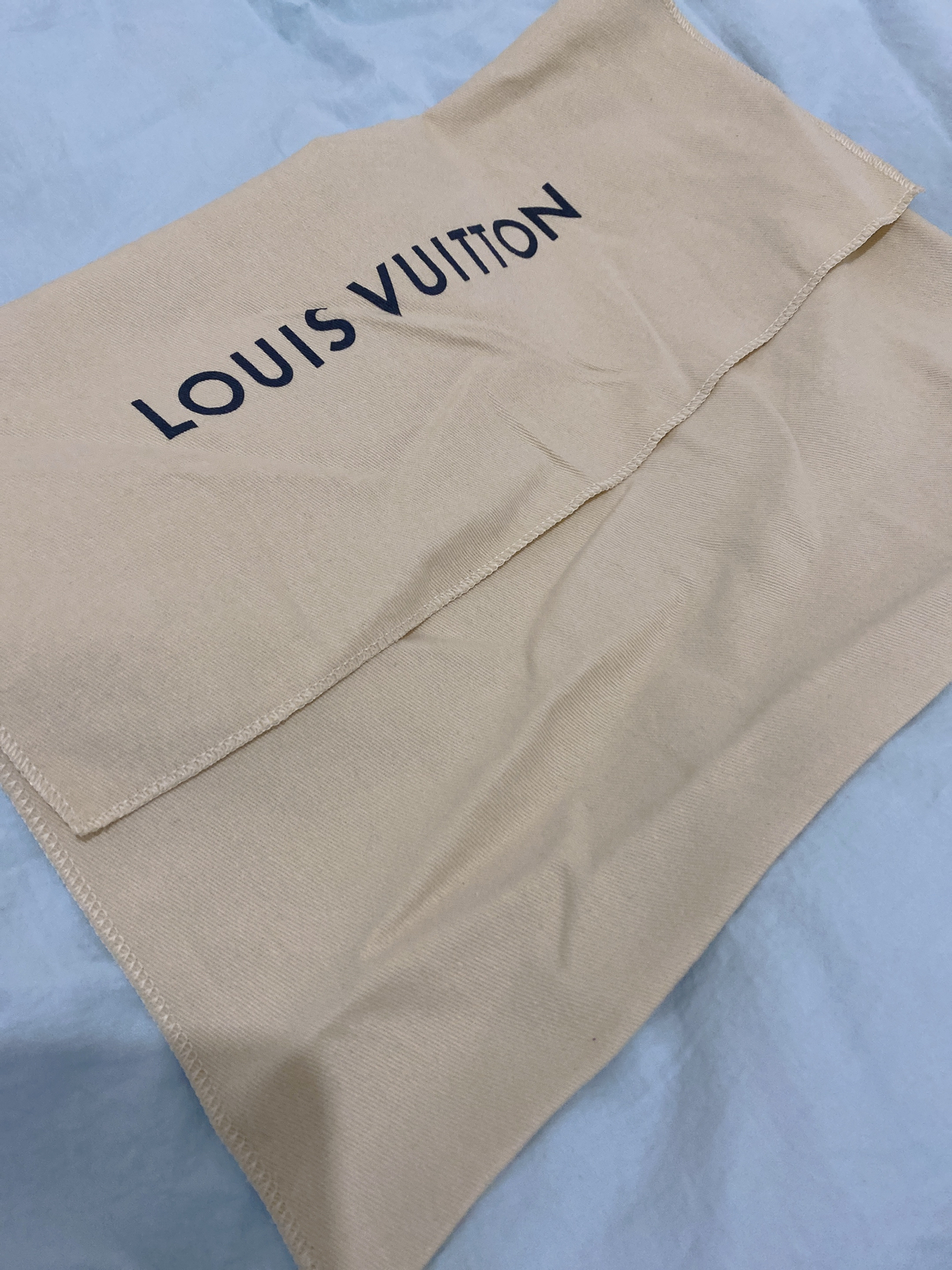 LV最新防塵袋，時(shí)尚界的秘密武器，保護你的珍貴物品不受塵埃侵擾??