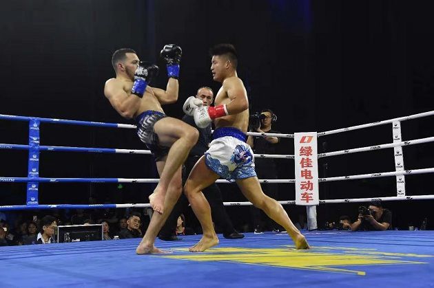 位寧輝最新比賽視頻，小巷深處的格斗與美食奇遇