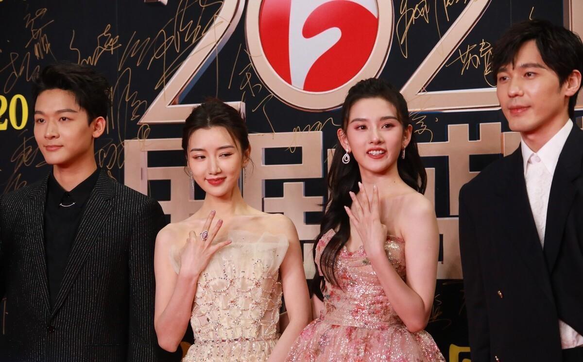 從陰影走向星光，自信力量引領(lǐng)下的黑皮膚女明星成長(cháng)之路