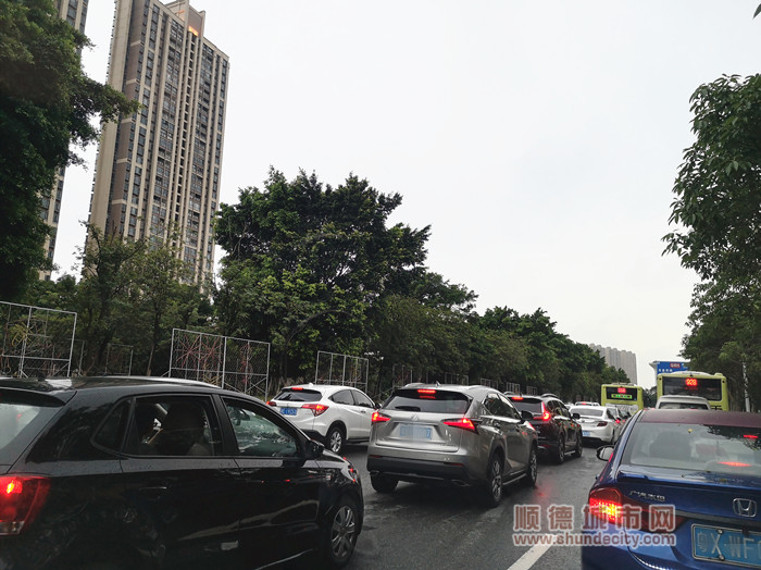 交通擁堵最新動(dòng)態(tài)與巷弄深處的特色小店探秘揭秘