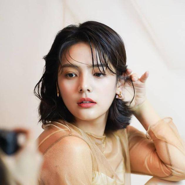 韓國年輕女演員引領(lǐng)科技潮流，未來(lái)高科技產(chǎn)品的魅力展示