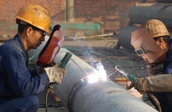 最新電焊工退休年齡，自然美景下的職業(yè)人生探索之旅