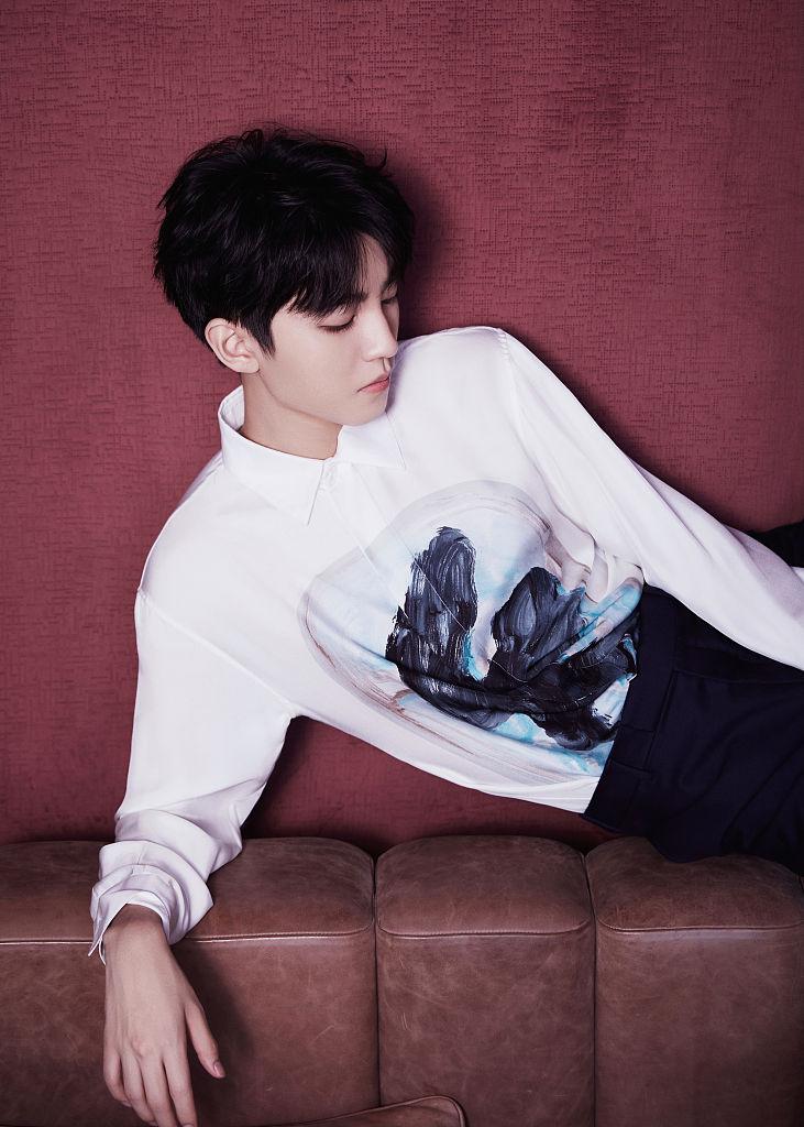 王俊凱最新寫(xiě)真，陽(yáng)光下的青春風(fēng)采