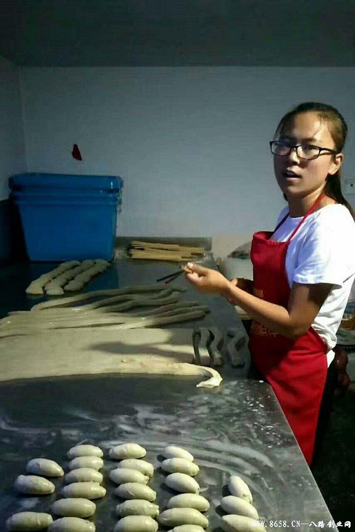 革新烘焙工藝，引領(lǐng)行業(yè)新潮流，最新烤面筋機亮相！