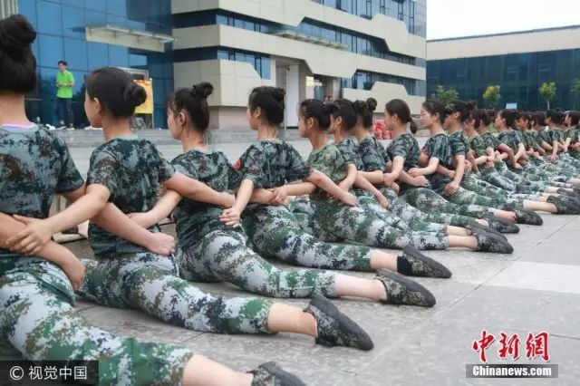 獨家揭秘，探索小巷深處的軍訓新風(fēng)尚——2025軍訓最新視頻亮相！