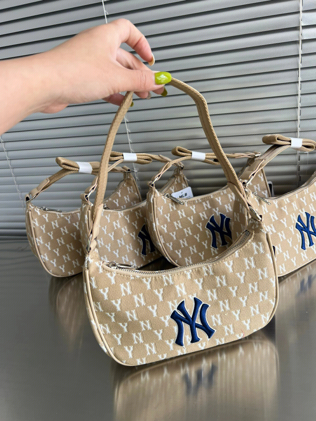 MLB包最新潮流，科技重塑時(shí)尚，完美融合功能與美觀(guān)