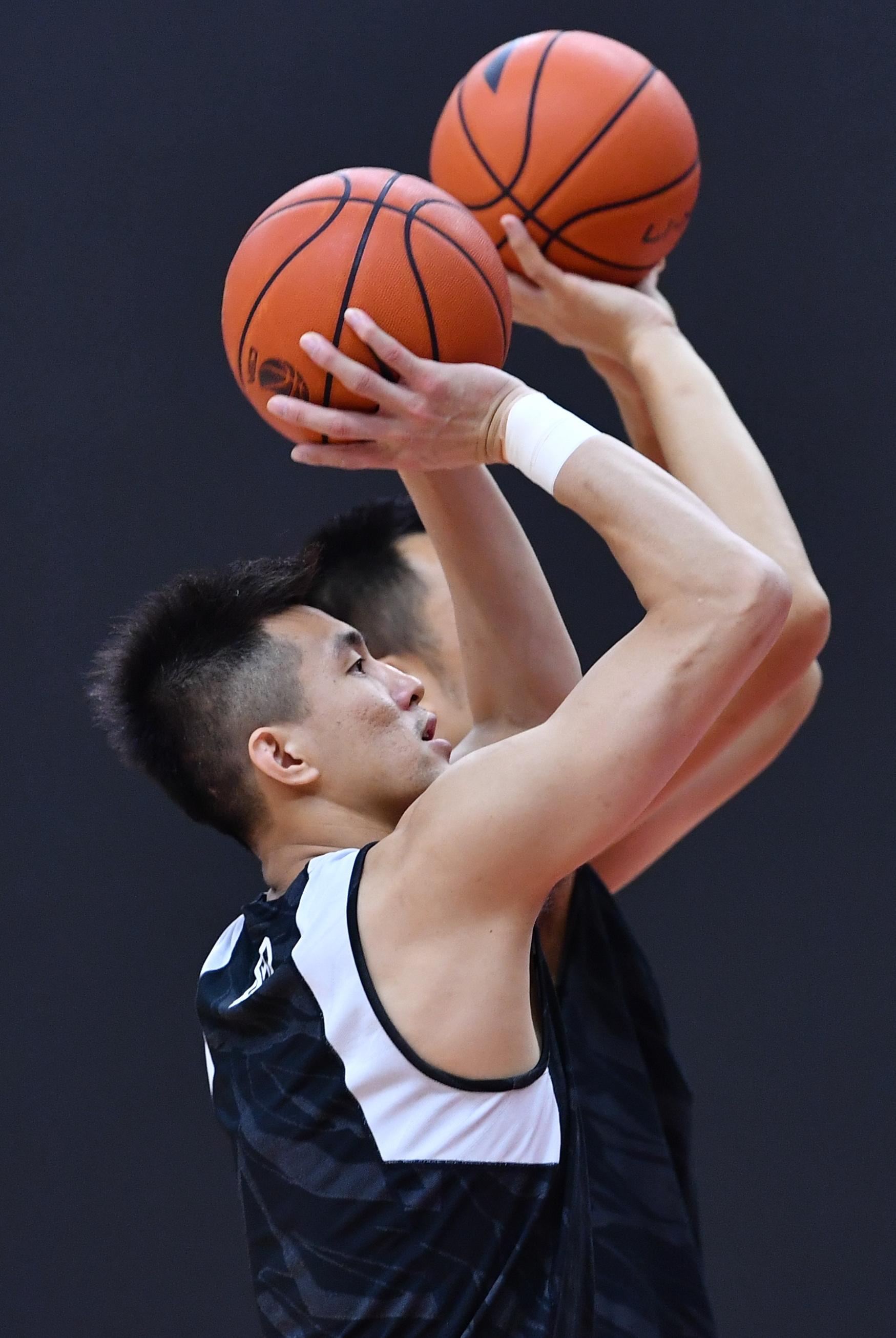 郭艾倫最新照片，籃球場(chǎng)上的風(fēng)云人物與勵志成長(cháng)故事