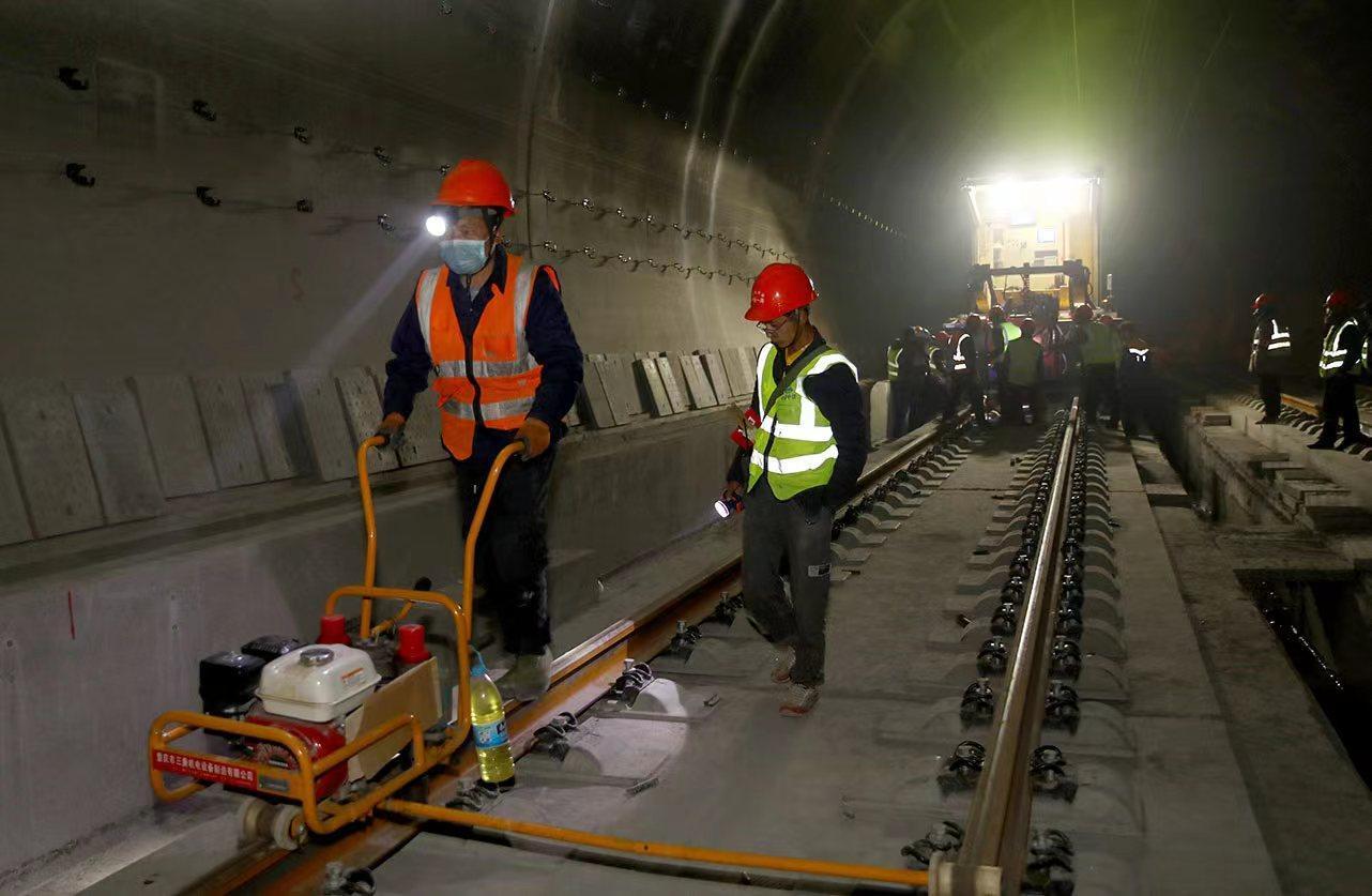 青藏高鐵，高原與繁榮的鋼鐵巨龍連接線(xiàn)