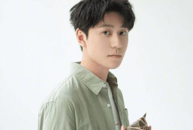 秦俊杰最新戀情曝光，情感新動(dòng)向揭秘！